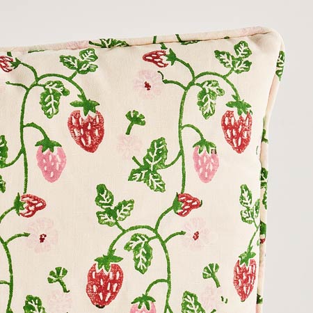 SO17978 STRAWBERRY Schumacher Pillow-Grass