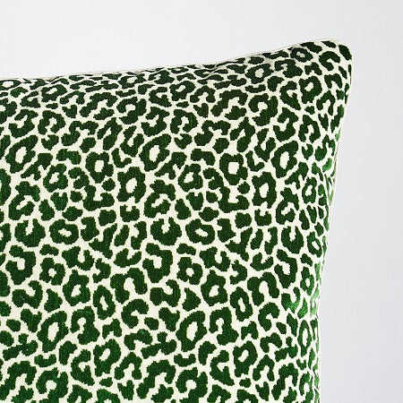 MADELEINE VELVET Schumacher Pillow