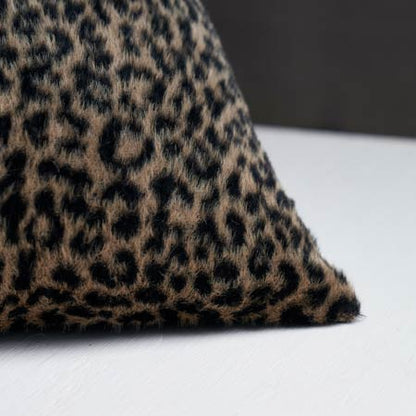 SO7896 LILYA LEOPARD Schumacher Pillow-Natural